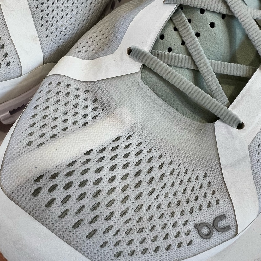On Running Cloudflow shoes, Aloe/White, size 10 - Picture 3 of 9